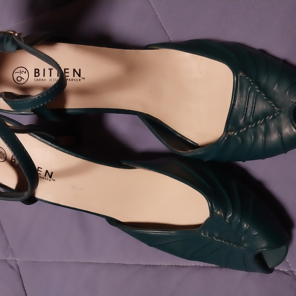 Bitten by Sarah Jessica Parker Turquoise Heels Classic Design Size 9.5